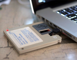 Illustration for article titled 3.5" Floppy Disk Revived as Functional DIY USB Drive Project
